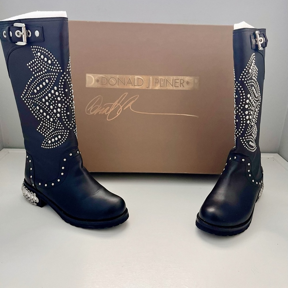 Donald Pliner MAC Boots are in excellent condition. - Picture 4 of 8